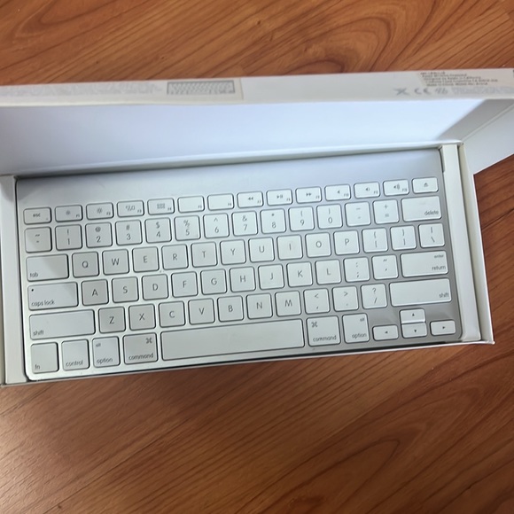 APPLE  Wireless Keyboard MC184LL/B - Picture 8 of 11